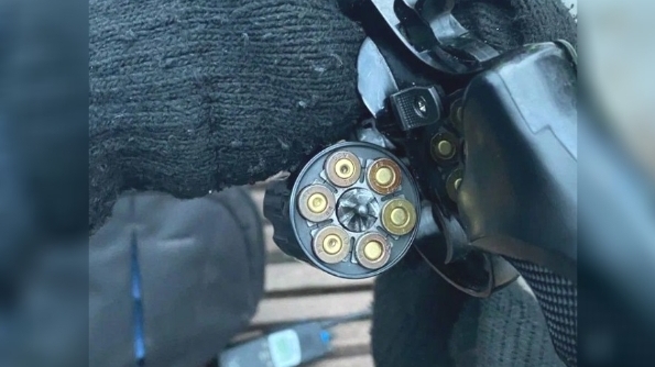 В Петербурге задержали мужчину, стрелявшего из сигнального револьвера на Долгоозерной улице