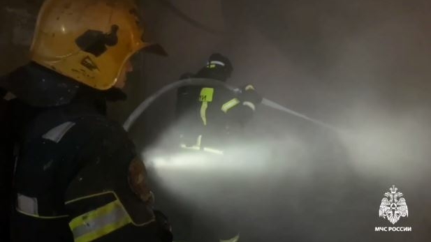 Сотрудники МЧС потушили загоревшийся ангар на Пискаревском проспекте