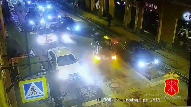 Петербурженка сильно пострадала, оказавшись между двух столкнувшихся авто на Пяти Углах