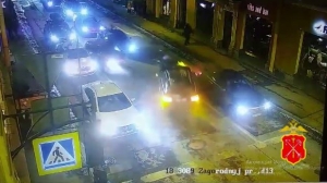 Петербурженка сильно пострадала, оказавшись между двух столкнувшихся авто на Пяти Углах