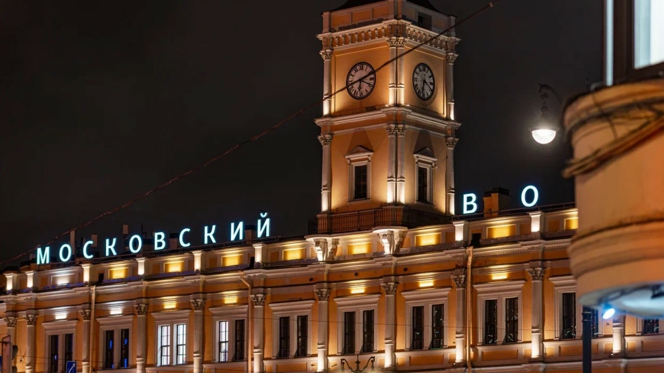 Бизнес-дама из Петергофа установит на вокзалах Петербурга павильоны для туристов