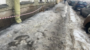 Скользкий путь: на Петроградке за 20 минут на льду упали пять человек