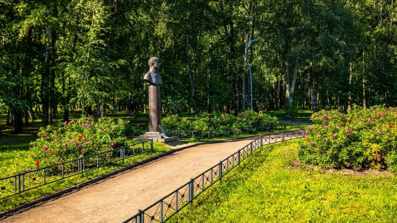 Парковые скульптуры и ограды Петербурга освежат за 68 млн