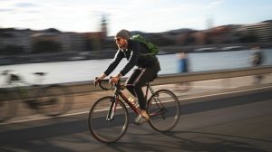 Власти хотят помочь автомобилистам добить петербургских велосипедистов