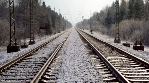 В Приамурье из-за машины с рельсов сошли 20 вагонов: движение поездов приостановлено