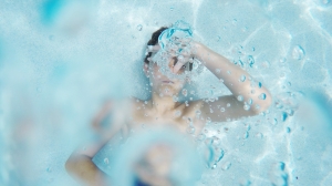 Шесть детей отравились парами опасного вещества, купаясь в бассейне в Самарской области