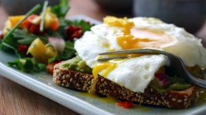 Холестерин за завтраком: гастроэнтеролог Вялов предостерег от вредного утреннего лакомства