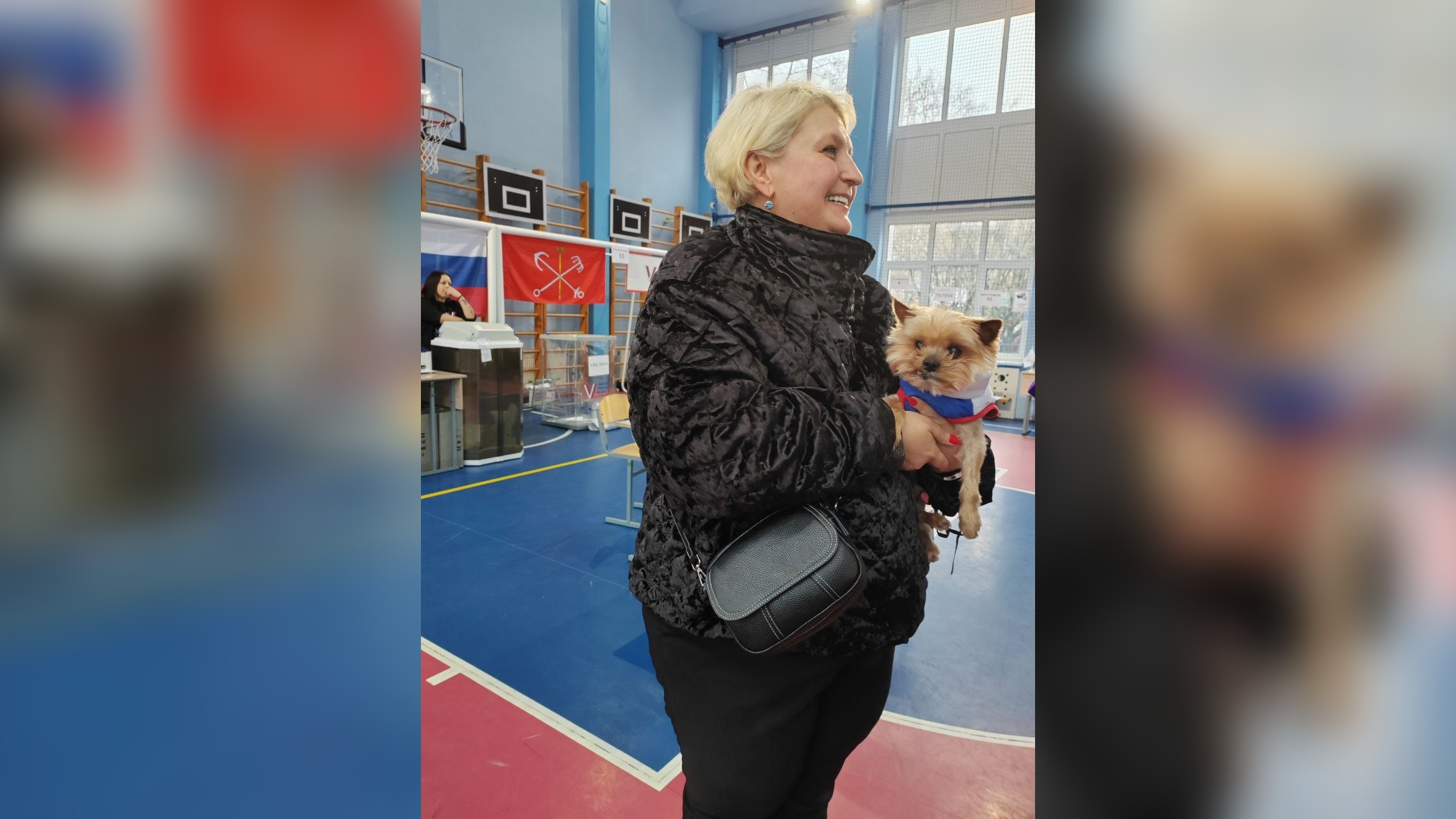 В Петербурге спасенный из мусора йорк Счастливчик пришел «голосовать»