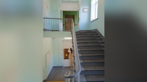 Прокуратура начала проверку после падения пятиклассника на лестничной площадке в Петербурге: ребенок в реанимации