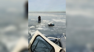 В Финском заливе спасатели вернули на берег более 10 рыбаков, застрявших на льдине