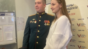 Участник СВО вместе с невестой выбрал президента в Петербурге
