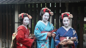 В Киото для туристов закрыли часть улиц из-за приставаний к гейшам