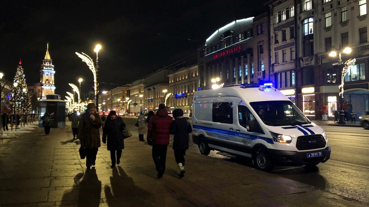 На площади Льва Толстова полиция останавливает бородатых автомобилистов в поисках нелегалов