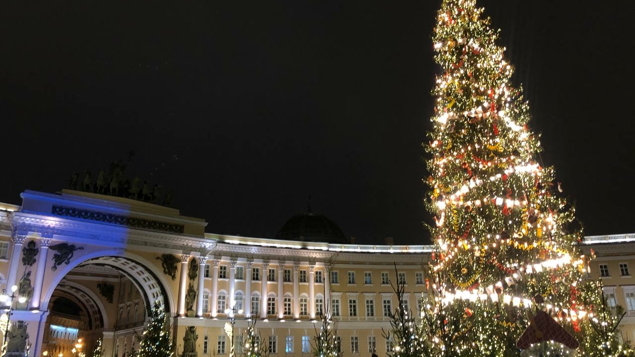 Власти Петербурга готовятся к Новому году: елки и гирлянды оценили в 130 млн