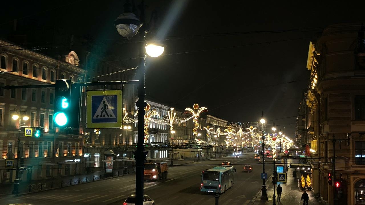 Невский засиял новогодними огнями