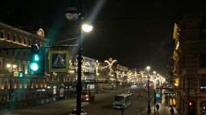 Невский засиял новогодними огнями
