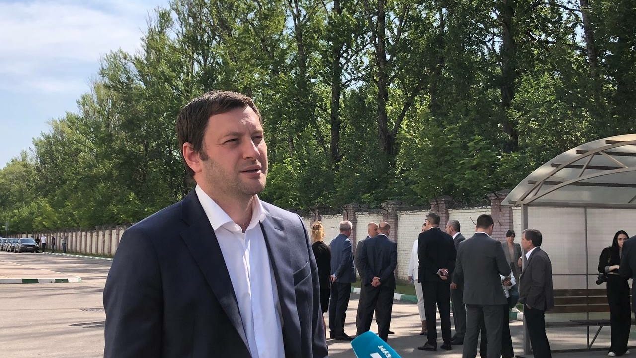 Пока петербуржцы плавятся в автобусах, комитет по транспорту катается на такси с кондиционерами