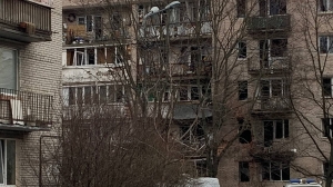 «Хотели бежать, не знали куда»: фоторепортаж с места падения дрона на Пискаревском проспекте