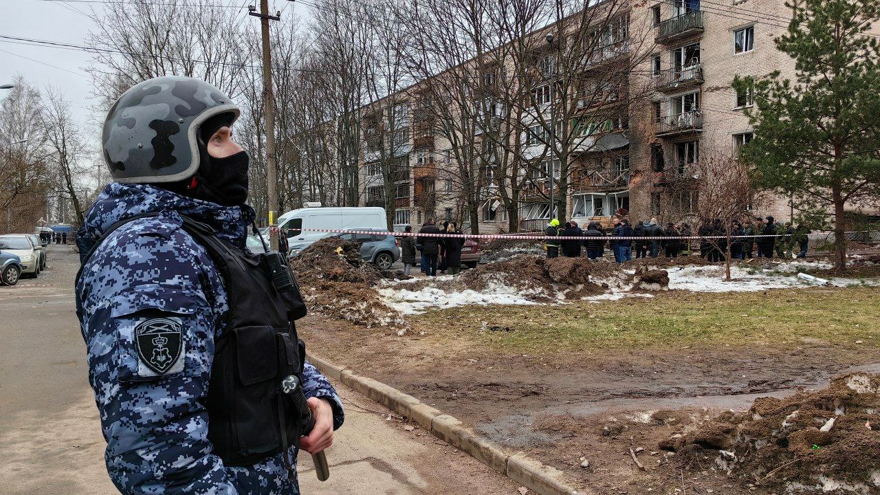 Росгвардейцы охраняют имущество жителей пострадавшего дома на Пискаревском проспекте