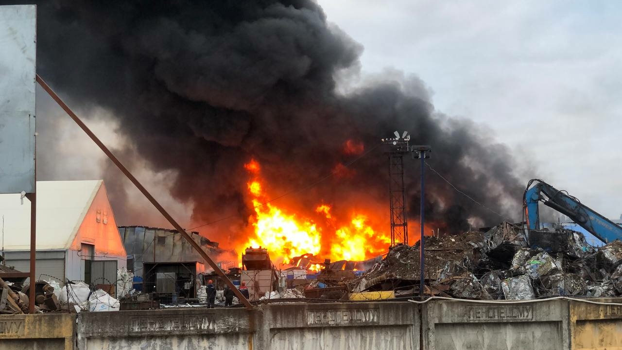 Neva.Today показывает кадры с места масштабного пожара ангара в Ломоносовском районе