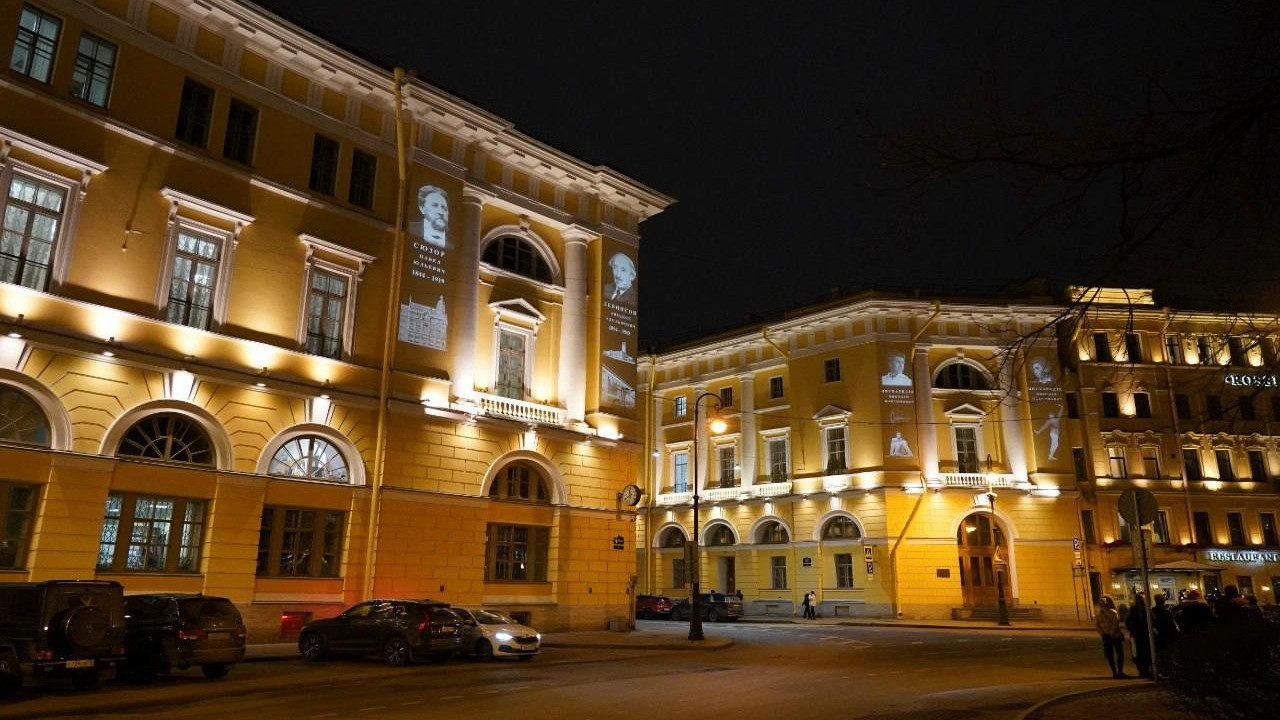 Здания Петербурга засияли в честь юбилеев легенд русского балета и архитектуры