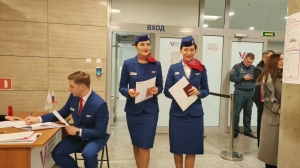 Выборы в воздушной гавани: прекрасные стюардессы покорили избирателей УИК в Пулково