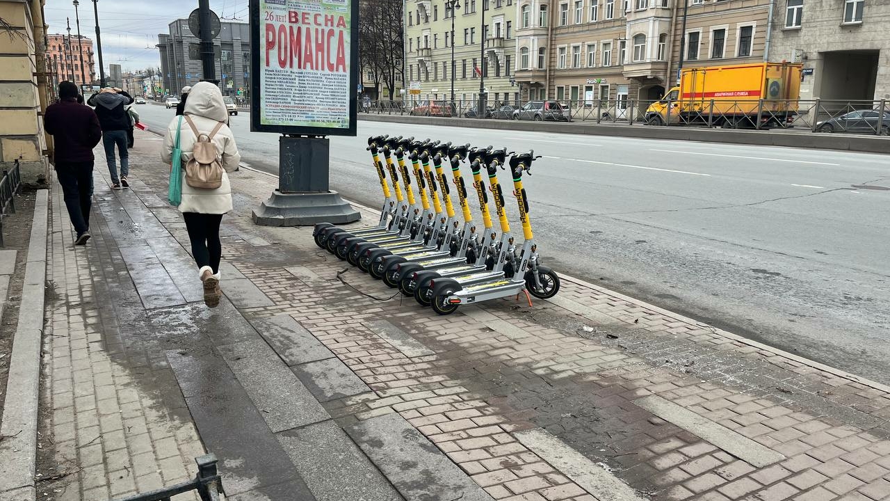 Следящие за платной парковкой сотрудники станут контролировать электросамокаты в центре Петербурга