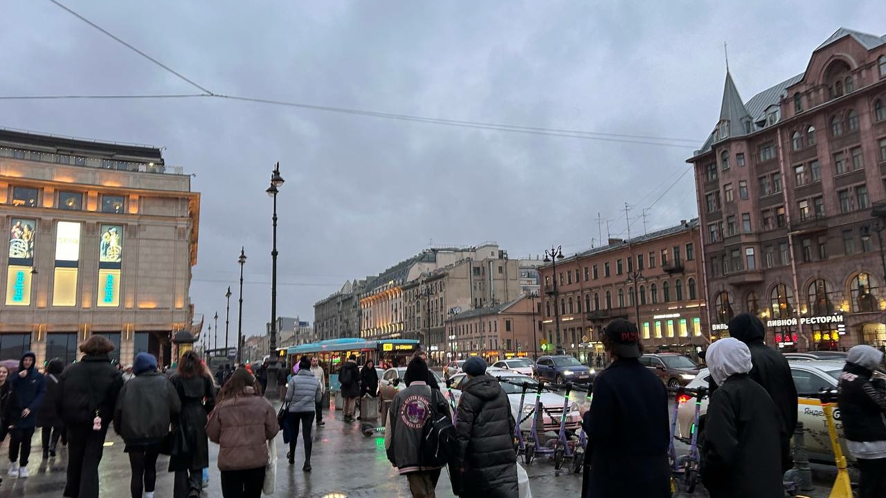 «Будьте осторожны!»: шторм с грозой надвигается на Петербург