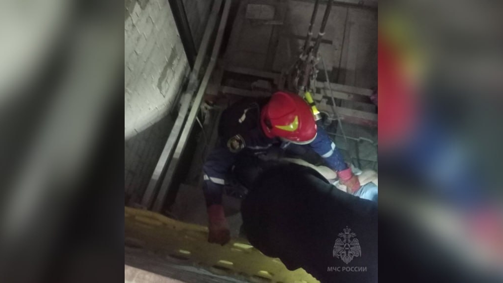 В Иваново пенсионерка рухнула в шахту лифта и выжила: ее госпитализировали