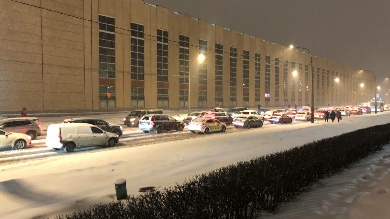 Петербург сковали огромные пробки из-за метели