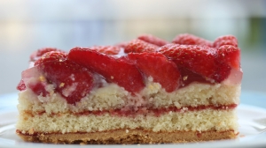 На 8 марта в Сочи приготовили самый большой в мире ягодный торт