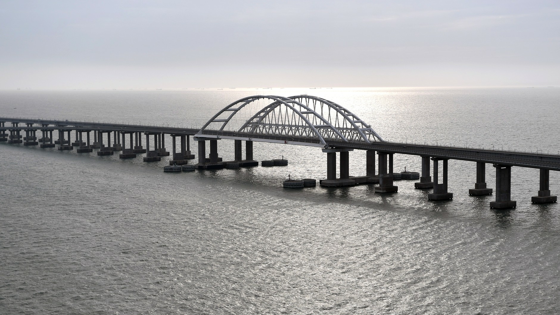 Движение на Крымском мосту запущено после длительной паузы