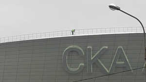 Зато в жилетах: рабочих «СКА Арены» заметили на крыше без страховки