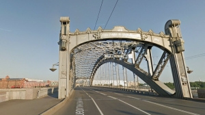 На Большеохтинском мосту и путепроводах будут менять асфальт: возможны заторы