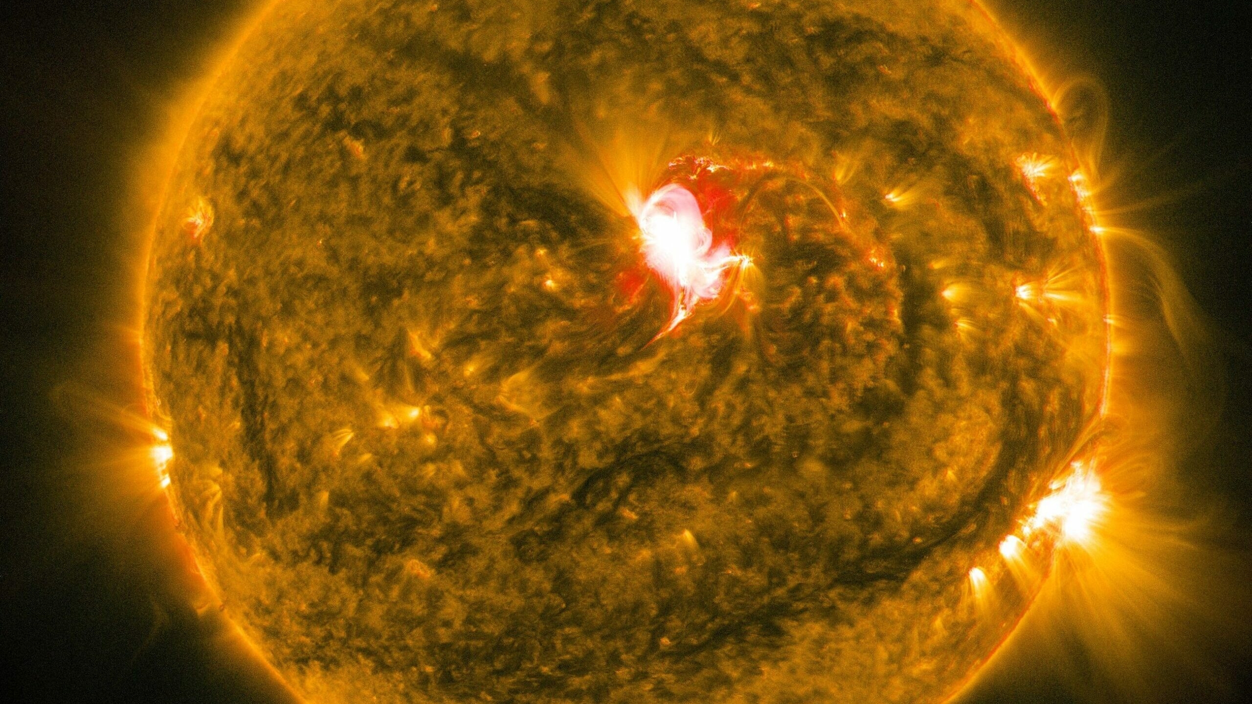 Солнечные вспышки класса X ударят по Земле опасными магнитными бурями 19-20 апреля