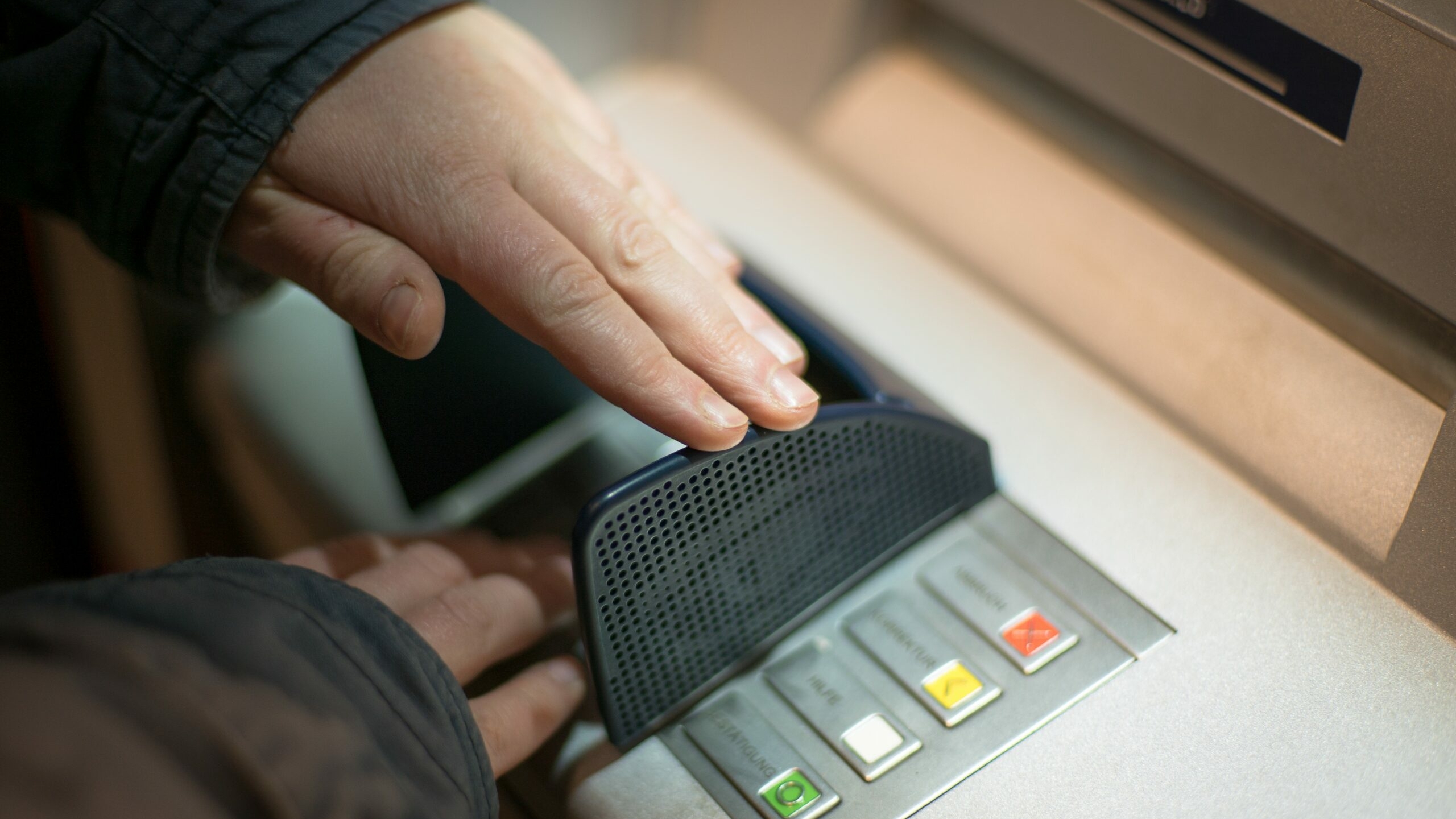 Оформить кредитную или дебетовую карту банка через онлайн-заявку