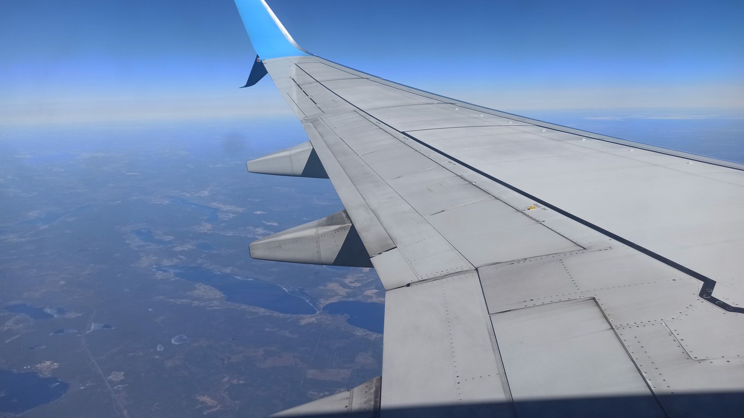 Экипаж летевшего в Москву самолета заметил странные белые шары в воздухе