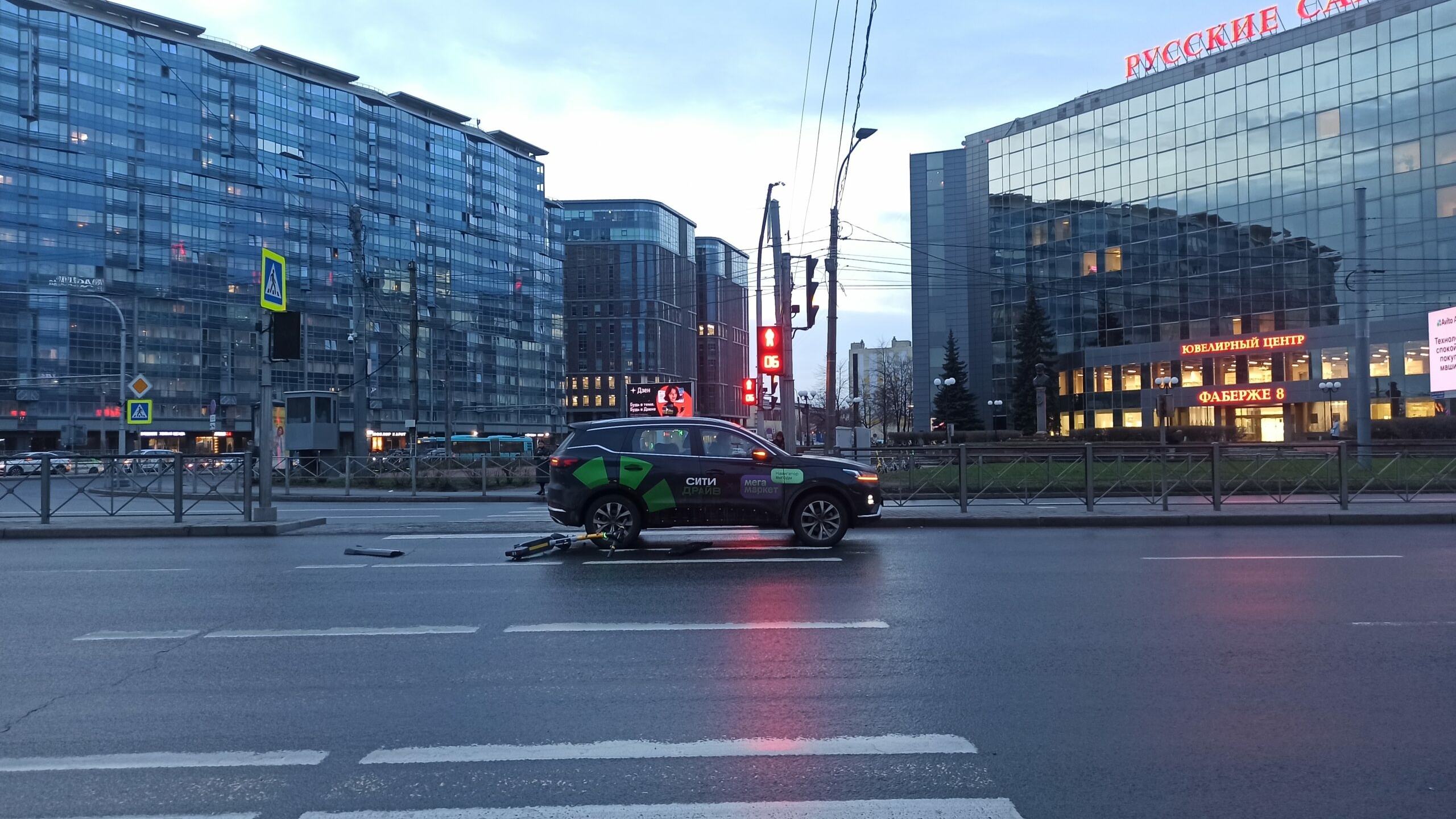 Битва шерингов: самокат и авто ждут полицию после ДТП у станции метро «Ладожская»
