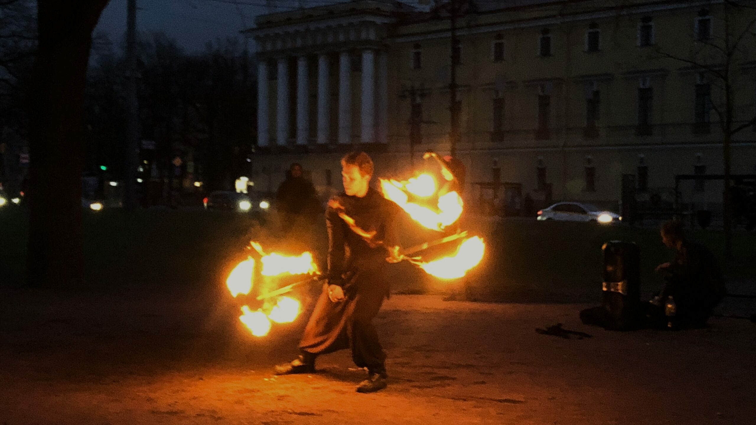 Артист фаер-шоу отжигал в Александровском парке и угодил в больницу
