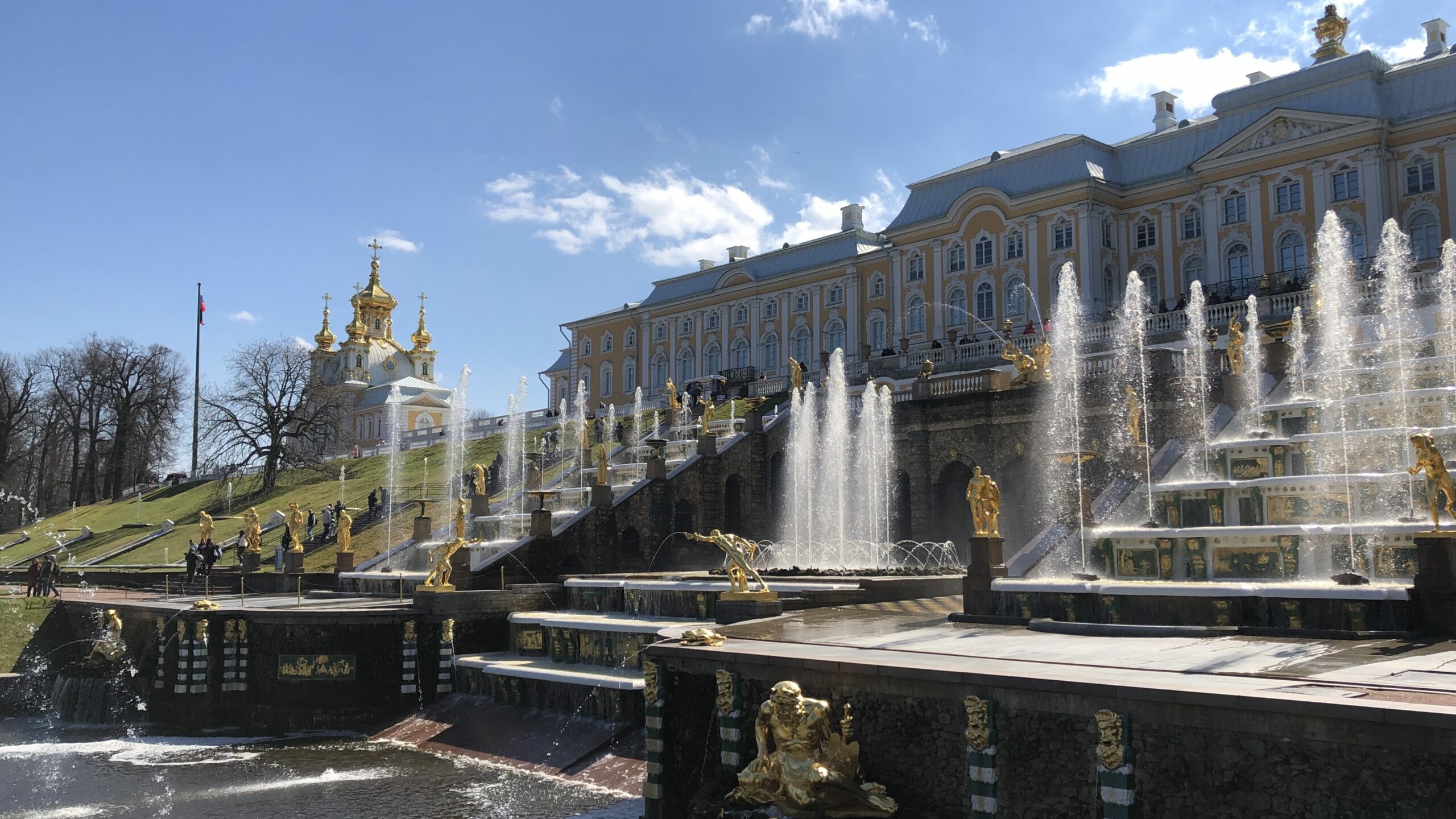 Нижний парк в Петергофе эвакуировали из-за угрозы о минирования