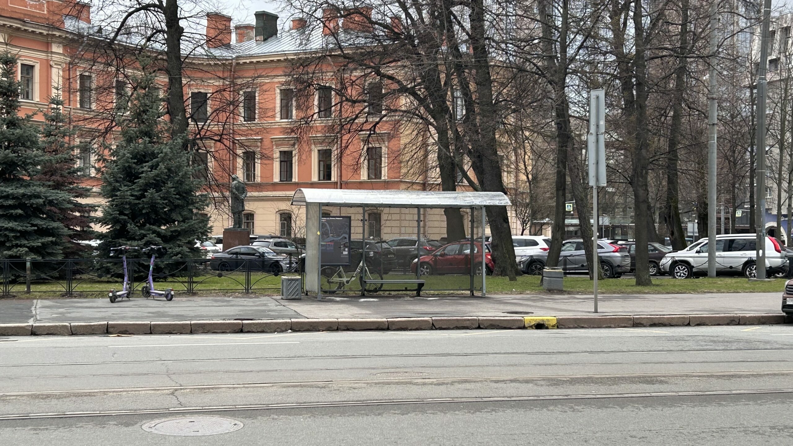 Для жителей трех районов Петербурга организуют 13 остановок за 46 млн