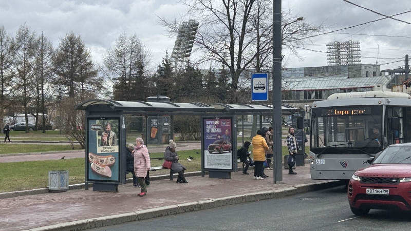 Бесконечные ожидания на холоде: автобусы в Петербурге проезжают мимо остановок и опаздывают на 40 минут