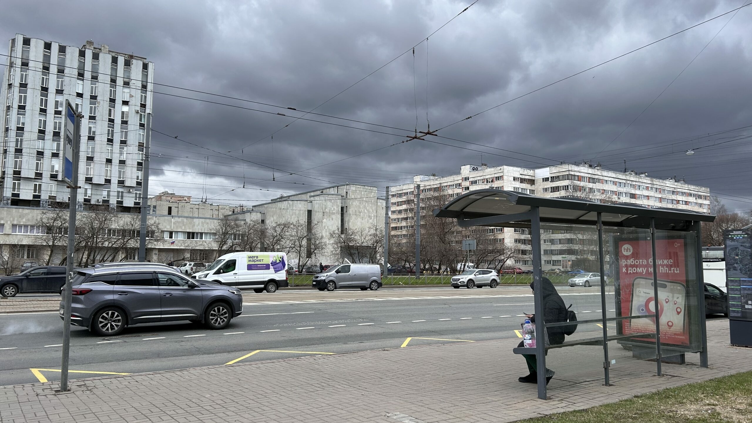 Полиция разыскивает домогавшегося школьницы на остановке извращенца. Возбуждено уголовное дело