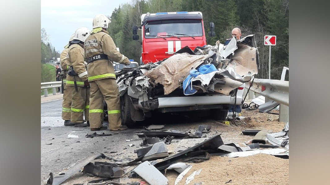 В Тверской области самосвал упал на микроавтобус