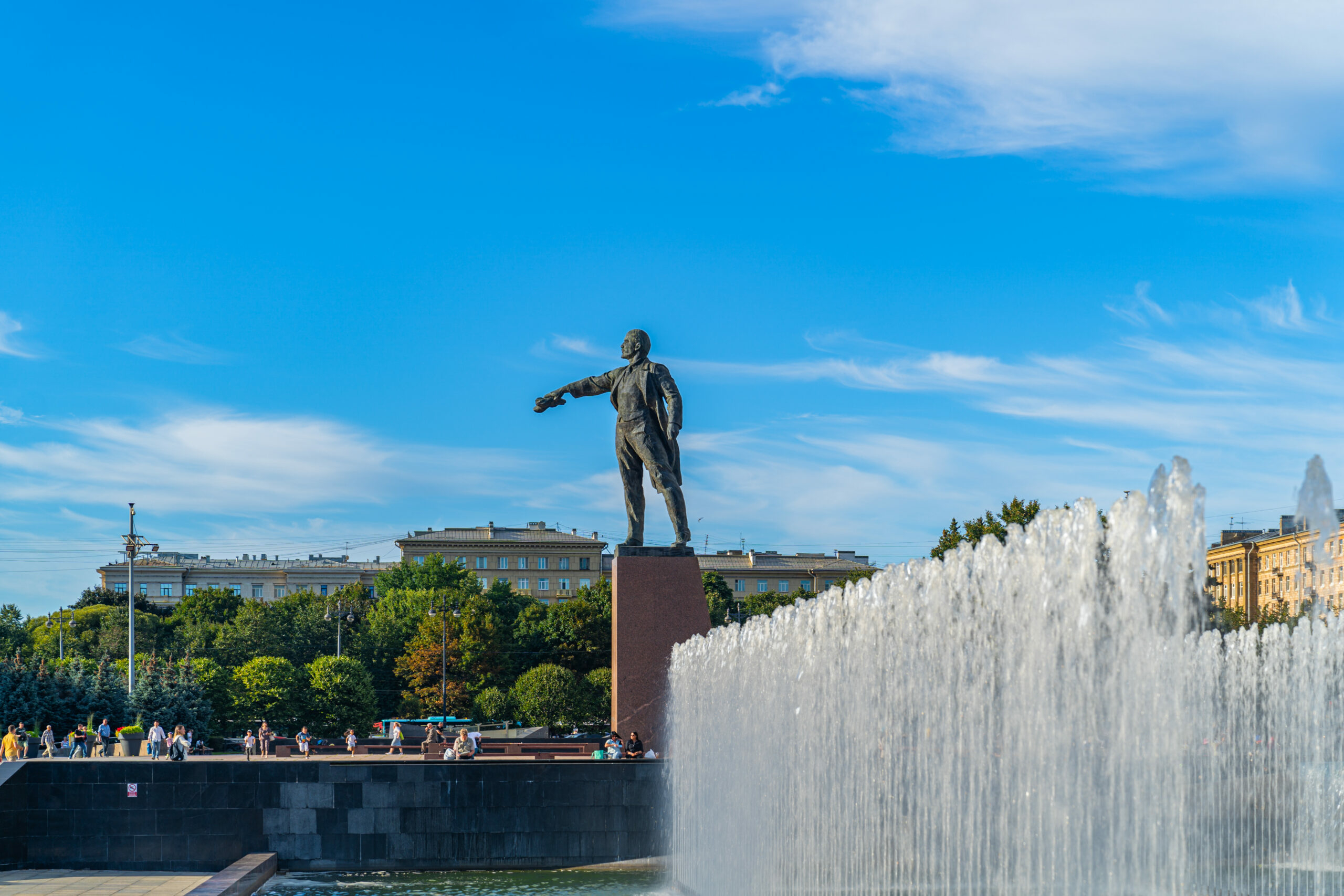 В Северной столице заработали светомузыкальные фонтаны