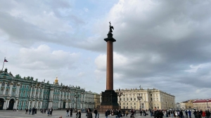 Туристы вытоптали 200 «квадратов» брусчатки на Дворцовой