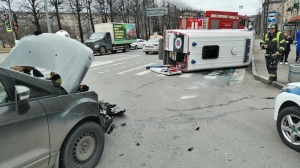 Без пострадавших и пациента: дерзкий Ford перевернул машину платной скорой помощи на Краснопутиловской