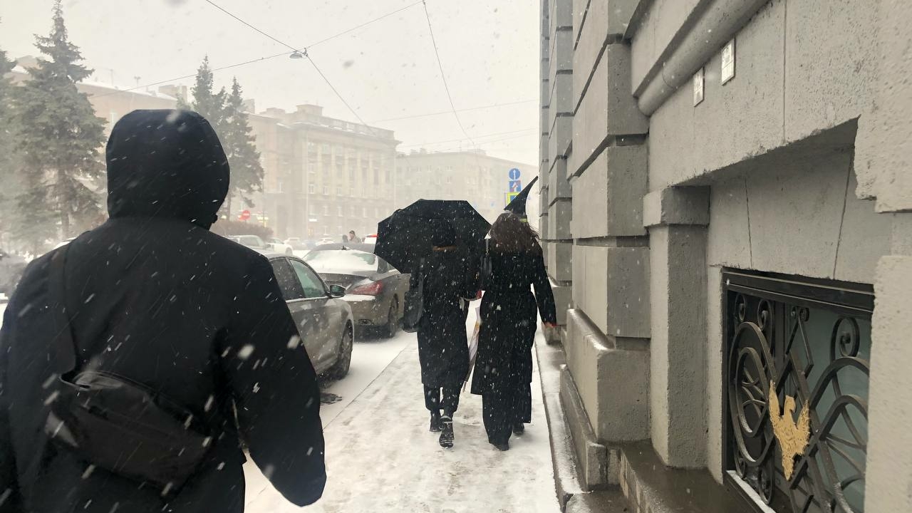 Снежинки смахнули весну с лица Петербурга: город засыпало апрельским снегом