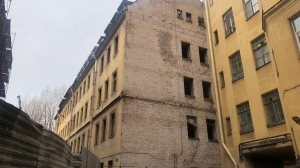 Осадки в виде кирпичей: в центре Петербурга жители жалуются на разрушающиеся фасады 
