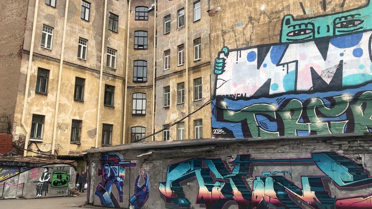 В центре Петербурга поймали граффитистов, рисовавших на историческом здании